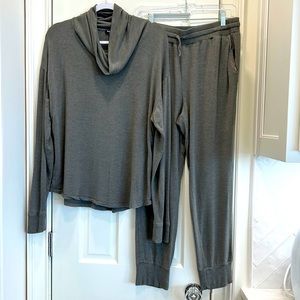Splendid 2 Piece Soft Lightweight Knit Set Wide Mockneck and Elastic Waist sz.L